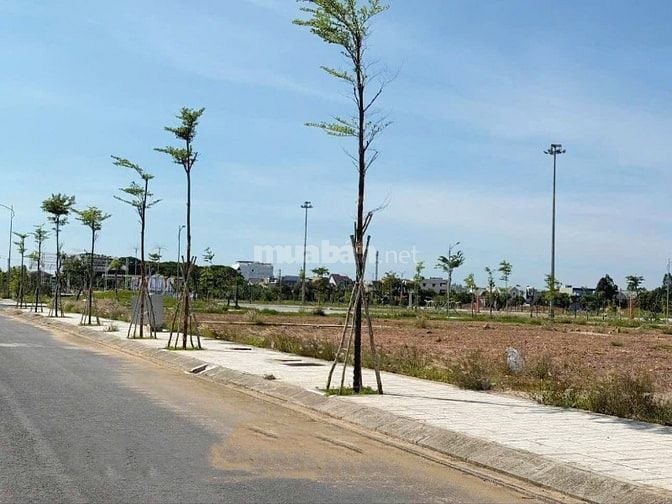 Cần bán lô mặt tiền 100m-990Tr sổ sẵn ngay đường Đại Lộ Sân Bay LT