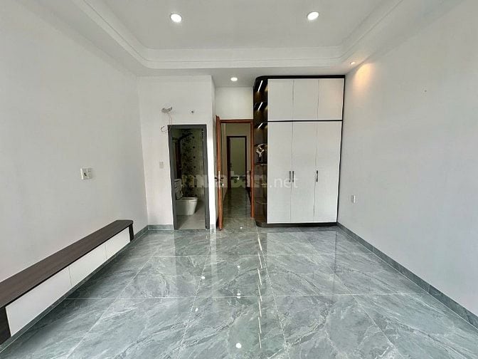 NHÀ BÌNH TÂN (4M x 13,5M) NGAY LÊ VĂN QUỚI, NGÃ TƯ BỐN XÃ. HƯỚNG ĐÔNG