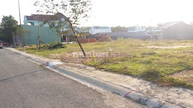 em cần bán lô đất 200m2 giá thu hồi vốn 830tr sổ hồng riêng