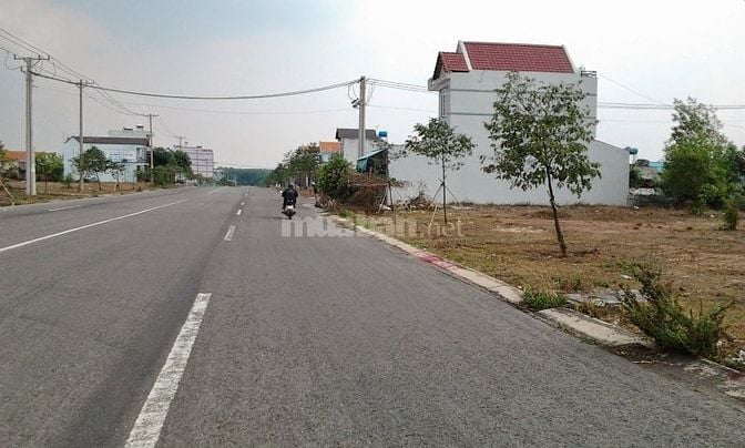 em cần bán lô đất 200m2 giá thu hồi vốn 830tr sổ hồng riêng