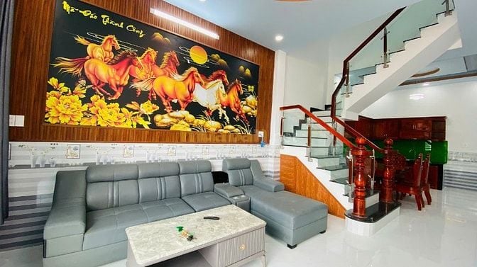 CHÚ NĂM BÁN GẤP CĂN NHÀ  5X20M 1 LẦU TẶNG NỘI THẤT SỊN XÒ 