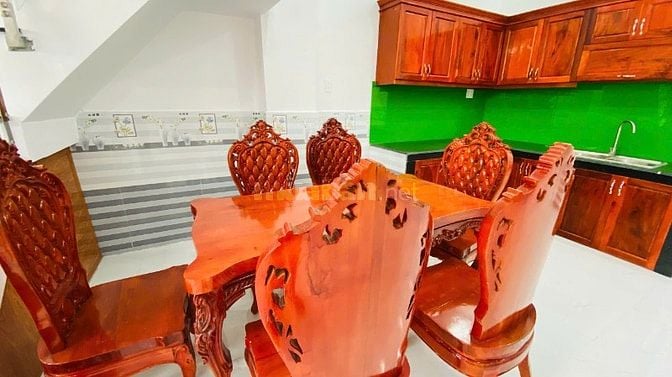 CHÚ NĂM BÁN GẤP CĂN NHÀ  5X20M 1 LẦU TẶNG NỘI THẤT SỊN XÒ 