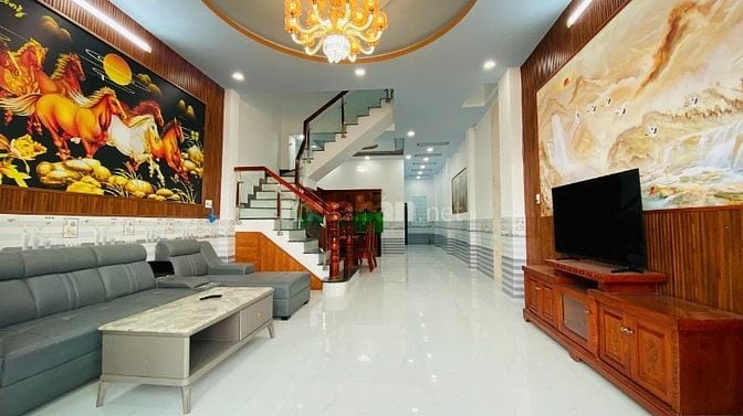 CHÚ NĂM BÁN GẤP CĂN NHÀ  5X20M 1 LẦU TẶNG NỘI THẤT SỊN XÒ 