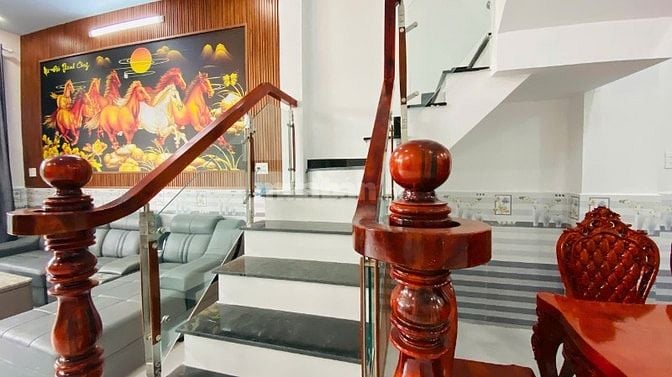 CHÚ NĂM BÁN GẤP CĂN NHÀ  5X20M 1 LẦU TẶNG NỘI THẤT SỊN XÒ 