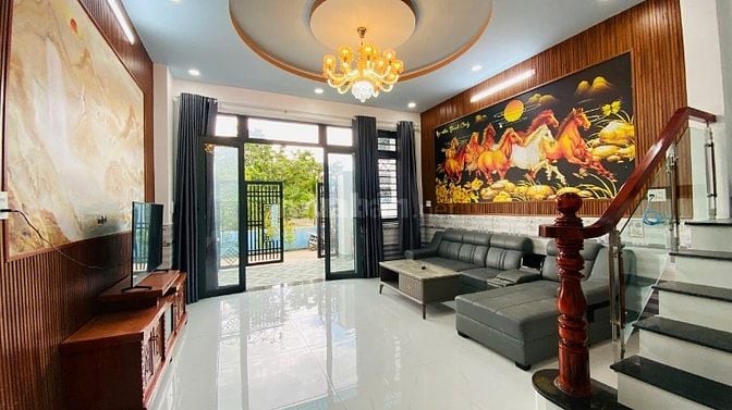CHÚ NĂM BÁN GẤP CĂN NHÀ  5X20M 1 LẦU TẶNG NỘI THẤT SỊN XÒ 