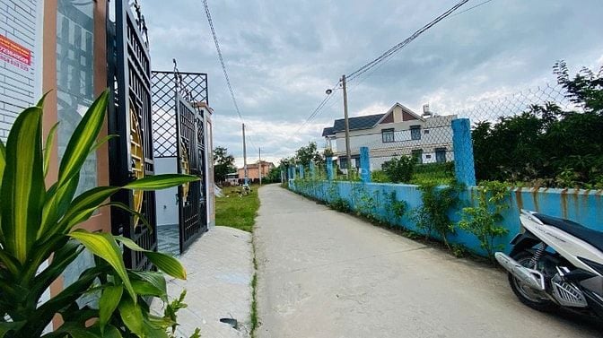 CHÚ NĂM BÁN GẤP CĂN NHÀ  5X20M 1 LẦU TẶNG NỘI THẤT SỊN XÒ 
