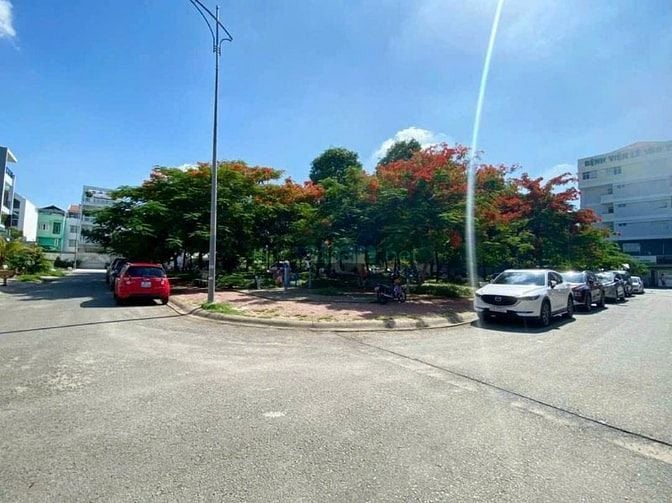 BÁN NỀN ĐẸP GÓC 2 MẶT TIỀN – ĐỐI DIỆN CÔNG VIÊN