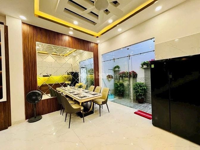 Đi nước ngoài định cư bán gấp nhà ở đường Nguyễn Thiện Thuật, phường 3