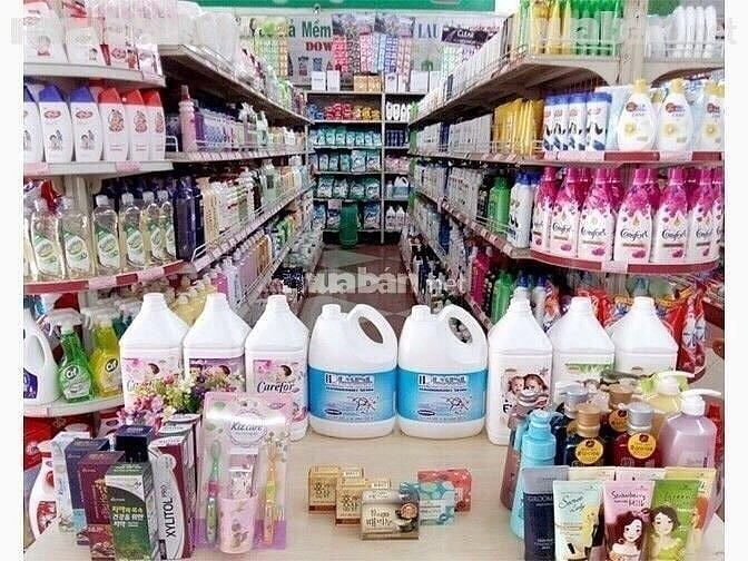 CỬA HÀNG CẦN 3NAM NỮ ĐĐỨNG BÁN HÀNG TẠI QUẦY 