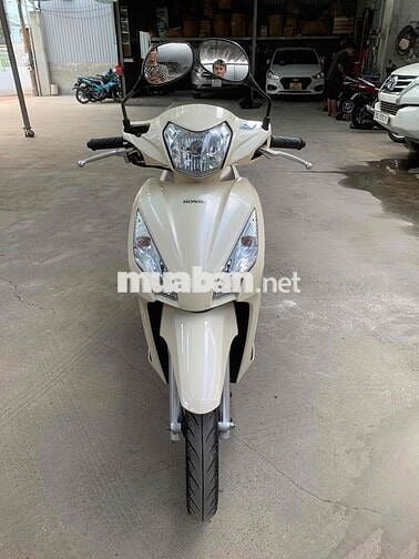Honda Vision 110 Fi màu vàng kem đời 2018 bstp