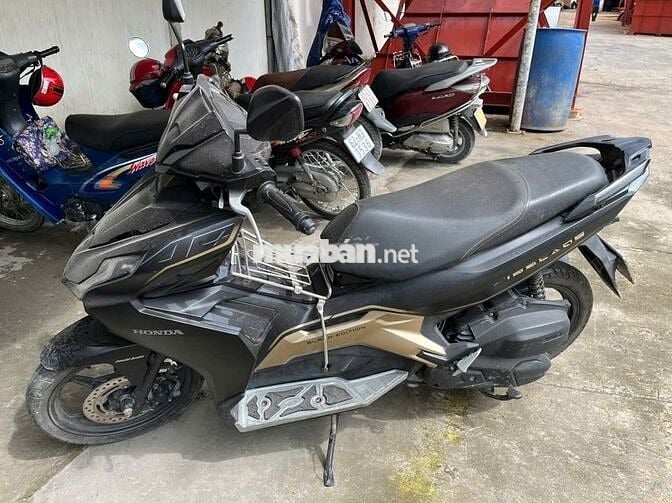 Bán xe máy tay ga AB hiệu Honda đời 2020 màu đen.