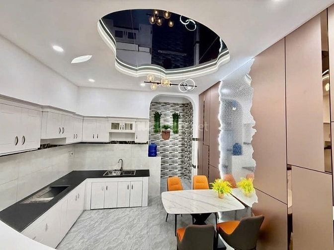 Bán gấp nhà ở đường Thành Thái, phường 12, quận 10, giá 2 tỷ 300 triệu