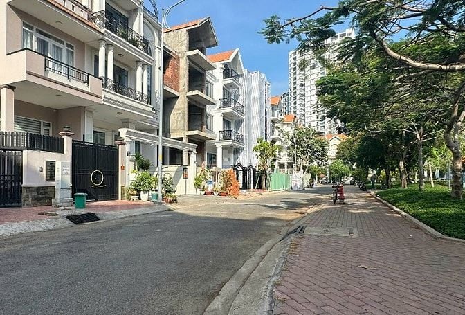 Nhà Biệt Thự 200m2 Thang Máy Sổ Hồng Giá 56 Tỷ LH 0938294525