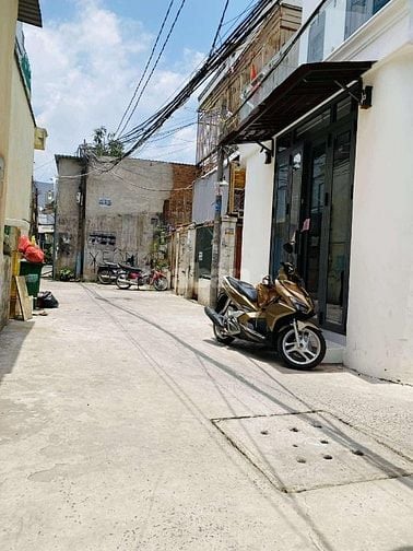 BÁN NHÀ HUỲNH TẤN PHÁT HẺM RỘNG 4M .FULL NỘI THẤT.