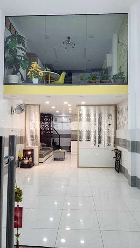 Nhà do tôi đứng tên. Mặt tiền đường 12m. Rât thich hơp kinh doanh