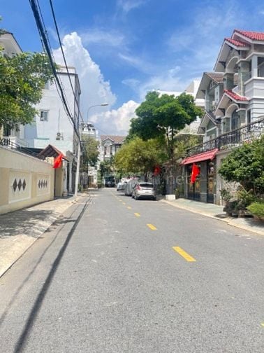 Bán nhà CĂN GÓC 2 mặt hẻm 10m Dương Quảng Hàm, 5x24m, 4 lầu, 13phòng