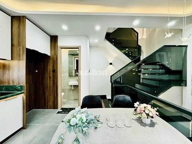 Nhà 33m2 Huỳnh Văn Bánh gần ngã 4 Lê Văn Sỹ. Giá 1,8 tỷ xây 3 tầng
