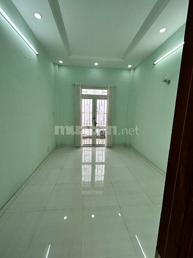 Nhà mới, 1 trệt 1 lầu, có sân riêng, thoáng, 100m ra CMT8