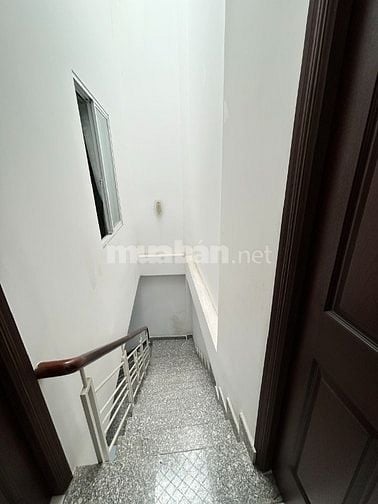 Nhà mới, 1 trệt 1 lầu, có sân riêng, thoáng, 100m ra CMT8