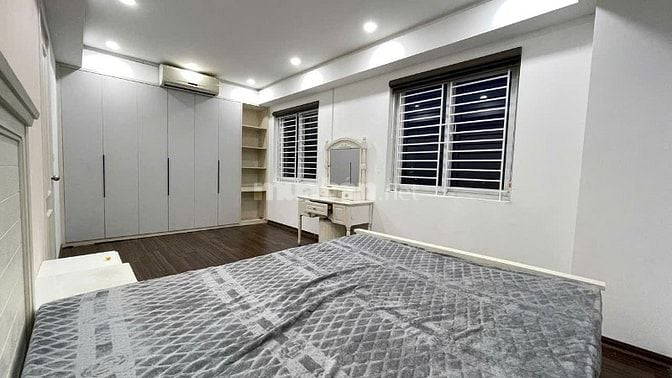 Căn hộ 151m2, 4 phòng ngủ, 2 vệ sinh, 2 ban công, nội thất hiện đại