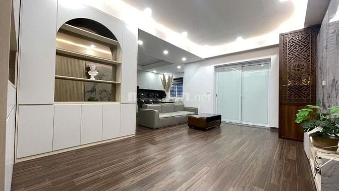 Căn hộ 151m2, 4 phòng ngủ, 2 vệ sinh, 2 ban công, nội thất hiện đại