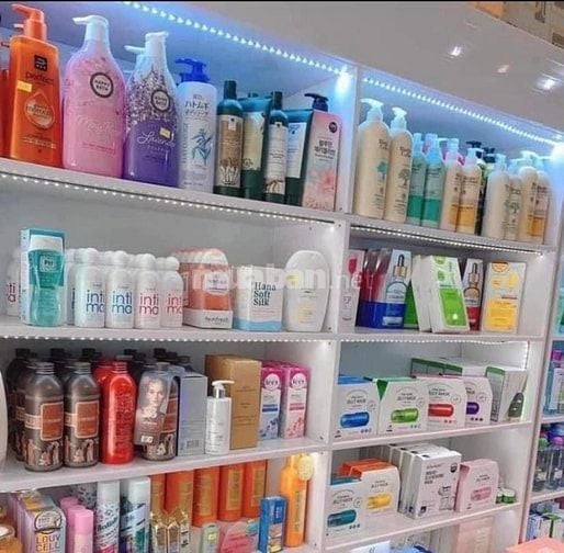 Shop mỹ phẩm và qùa lưu niệm cần tuyển 2 bán hàng + 1 tạp vụ
