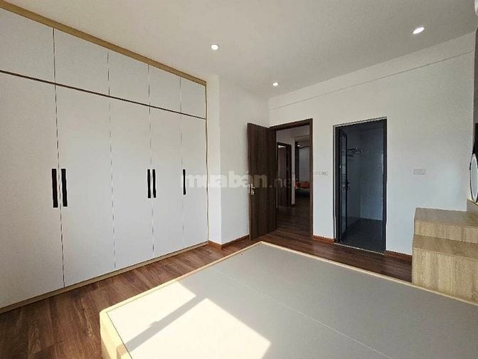 Bán chung cư C4 mặt đường Nguyễn Cơ Thạch, 106 m2, 3 ngủ, siêu rẻ