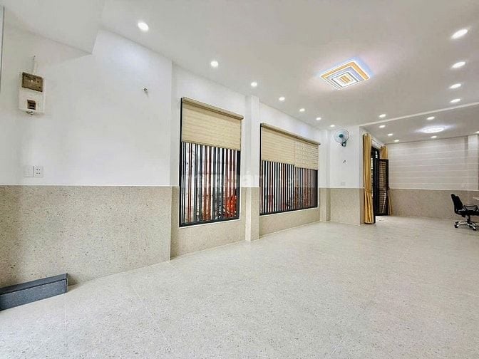 SIÊU PHẨM MẶT TIỀN - 402C Huỳnh Văn Bánh, P13, PN - nhà mới vào ở ngay
