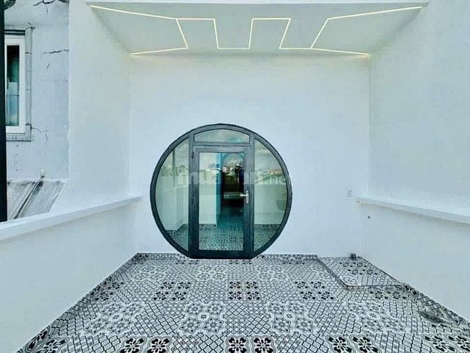 Vị trí gần Vạn Hạnh Mall. Nhà 49m² hẻm 4m, xây 1 trệt 3 lầu, sổ riêng