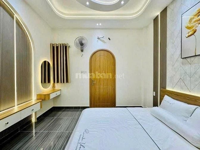 Vị trí gần Vạn Hạnh Mall. Nhà 49m² hẻm 4m, xây 1 trệt 3 lầu, sổ riêng