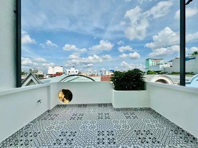 Vị trí gần Vạn Hạnh Mall. Nhà 49m² hẻm 4m, xây 1 trệt 3 lầu, sổ riêng