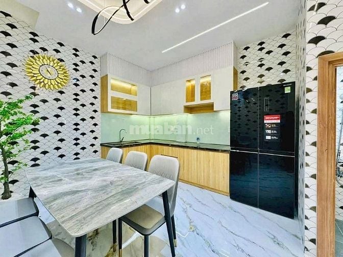 Vị trí gần Vạn Hạnh Mall. Nhà 49m² hẻm 4m, xây 1 trệt 3 lầu, sổ riêng