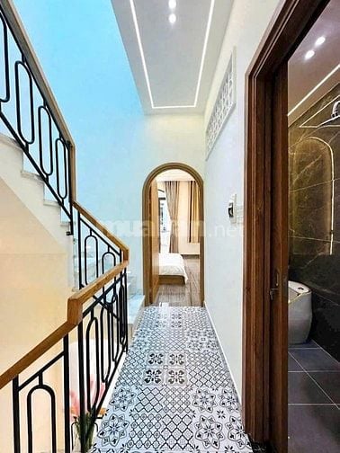 Vị trí gần Vạn Hạnh Mall. Nhà 49m² hẻm 4m, xây 1 trệt 3 lầu, sổ riêng