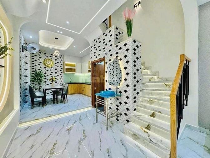 Vị trí gần Vạn Hạnh Mall. Nhà 49m² hẻm 4m, xây 1 trệt 3 lầu, sổ riêng