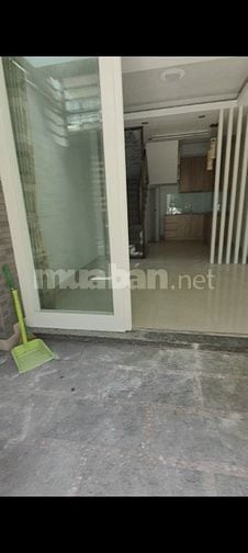 Bán nhà ngay ngã tư Âu Cơ và Lạc Long Quân gần bệnh viện Thống Nhất 