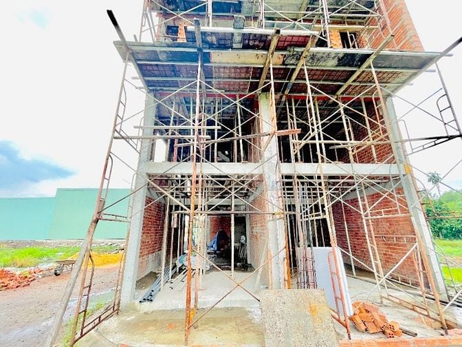Nhà liền kề 1 trệt 1 lửng 2 lầu, sổ hồng riêng, Bank cho vay 70%