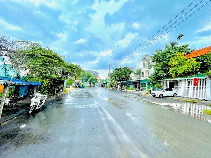 Nhà liền kề 1 trệt 1 lửng 2 lầu, sổ hồng riêng, Bank cho vay 70%