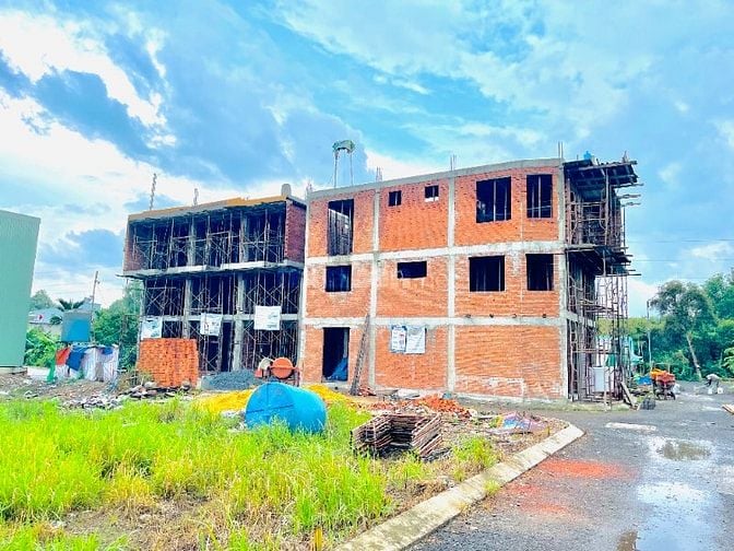 Nhà liền kề 1 trệt 1 lửng 2 lầu, sổ hồng riêng, Bank cho vay 70%
