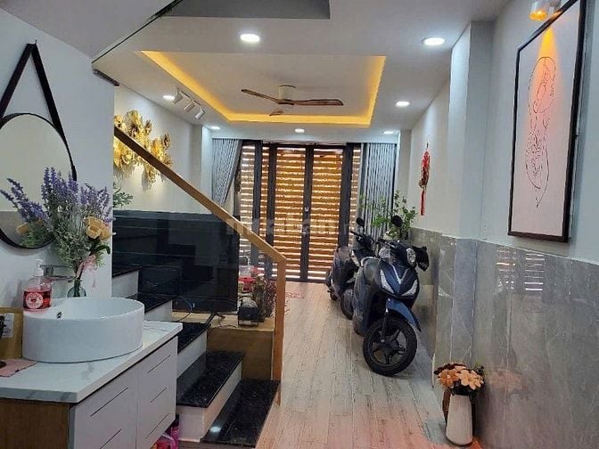 Nhà đẹp Đông Hồ, Tân Bình. Ngay chợ Tân Bình - Giá 3,010 tỷ