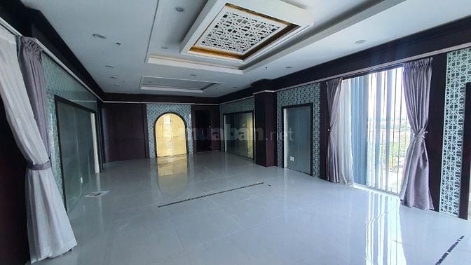 Bán toà nhà 9 tầng dòng tiền hơn 200tr/th giá 75 tỷ hơn 2300m2 sàn