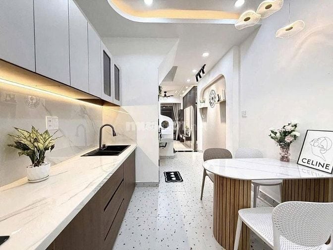 BÁN NHÀ NGỘP ĐƯỜNG THÍCH QUẢNG ĐỨC PHÚ NHUẬN GIÁ 2.4 TỶ CHO THUÊ 12TR