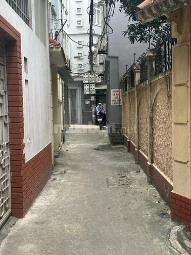 BÁN NHÀ PHỐ HOÀNG QUỐC VIỆT 54M 10.6TY DÂN XÂY NGÕ 3 GÁC TẬN CỬA