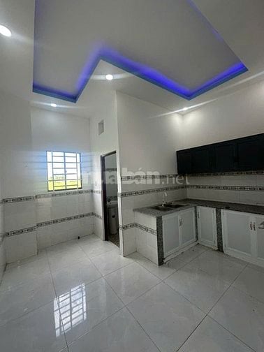 Nhà đẹp 1trệt 1lầu, 2PN, KDC gần ngã 3 Mỹ Hạnh, Giá hơn 550tr nhận nhà