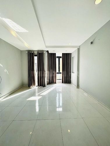 Cho thuê nhà nguyên căn 1 trệt 1 lửng  2 lầu , sân thượng trước sau