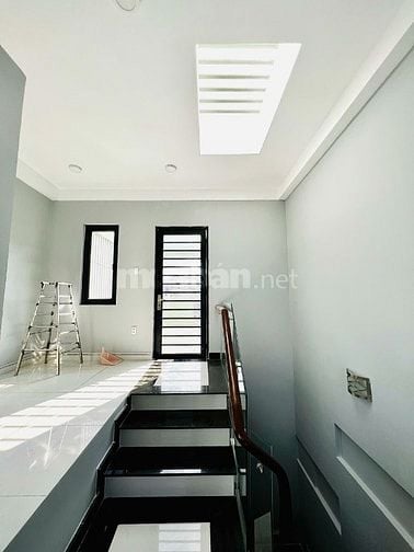 Cho thuê nhà nguyên căn 1 trệt 1 lửng  2 lầu , sân thượng trước sau