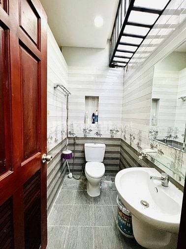 Cho thuê nhà nguyên căn 1 trệt 1 lửng  2 lầu , sân thượng trước sau