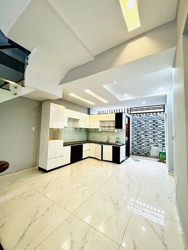 Cho thuê nhà nguyên căn 1 trệt 1 lửng  2 lầu , sân thượng trước sau