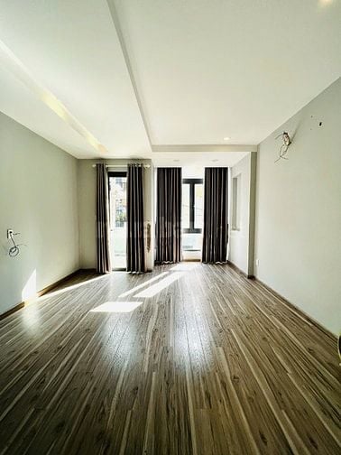 Cho thuê nhà nguyên căn 1 trệt 1 lửng  2 lầu , sân thượng trước sau