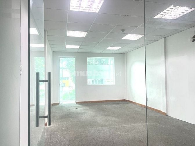 Cho thuê nhanh tòa nhà văn phòng giá cực sốc tại trung tâm quận Bình