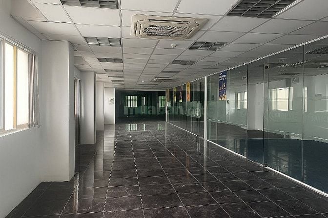 Cho thuê nhanh tòa nhà văn phòng giá cực sốc tại trung tâm quận Bình
